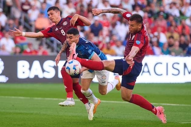 RECORD DATE NOT STATED Copa America USA 2024 Costa Rica vs Paraguay Dario Osorio (L) of Costa Rica fights for the ball with Miguel Almiron (R) of Paraguay during the game between Costa Rica and Paraguay as part of the CONMEBOL Copa America USA 2024 group D, at Q2 Stadium, on July 02, 2024 in Austin, Texas, United States. AUSTIN TEXAS UNITED STATES  Copyright: xJONATHANxDUENASx 20240702202123_CA_GD_2024_CRC_PAR_ALMIRON58