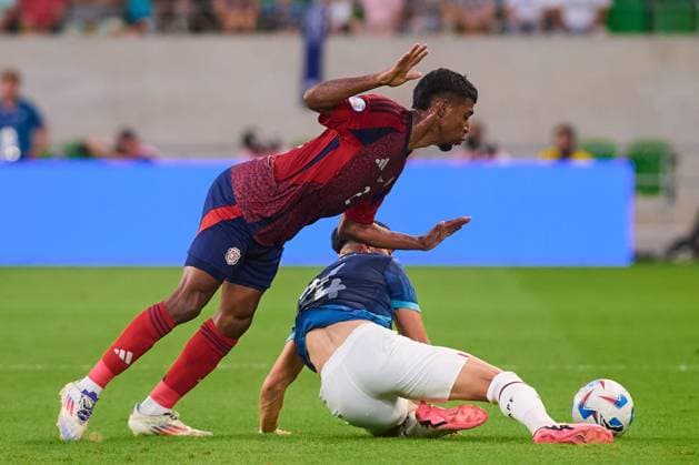 Sport Bilder des Tages RECORD DATE NOT STATED Copa America USA 2024 Costa Rica vs Paraguay Gerald Taylor (L) of Costa Rica fights for the ball with Ramon Sosa (R) of Paraguay during the game between Costa Rica and Paraguay as part of the CONMEBOL Copa America USA 2024 group D, at Q2 Stadium, on July 02, 2024 in Austin, Texas, United States. AUSTIN TEXAS UNITED STATES  Copyright: xJONATHANxDUENASx 20240702204529_CA_GD_2024_CRC_PAR_SOSA81