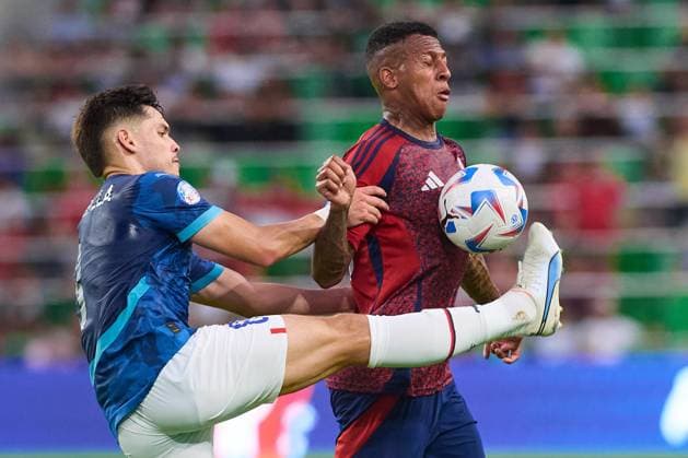 RECORD DATE NOT STATED Copa America USA 2024 Costa Rica vs Paraguay Damian Bobadilla (L) of Paraguay fights for the ball with Josimar Alcocer (R) of Costa RIca during the game between Costa Rica and Paraguay as part of the CONMEBOL Copa America USA 2024 group D, at Q2 Stadium, on July 02, 2024 in Austin, Texas, United States. AUSTIN TEXAS UNITED STATES  Copyright: xJONATHANxDUENASx 20240702205411_CA_GD_2024_CRC_PAR_ALCOCES85