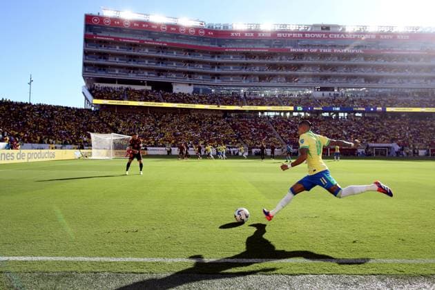 Brasilien gegen Kolumbien Copa America 02 Juli 2024 Santa Clara California, Copa America USA, Brasilien gegen Kolumbien Raphinha aus Brasilien führt einen Freistoß im Levi™s Stadium aus Foto von Mark Leech Santa Clara California USA  Copyright: xMarkxLeechxOffside