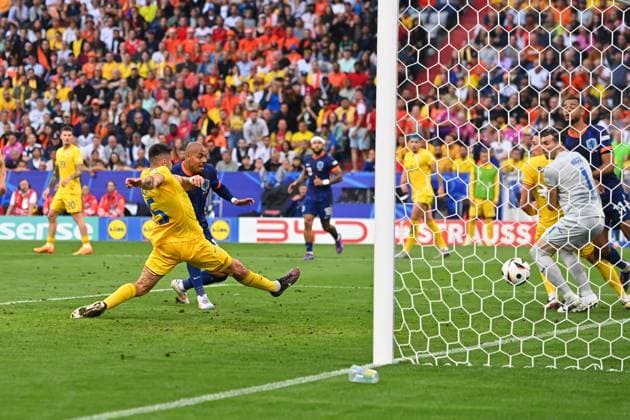 Goal Donyell MALEN NED for 2 0, action, shot on goal against Andrei BURCA ROM penalty area scene round of 16 Romania ROU Netherlands NED 0 3 on 02 07 2024, Football Arena Munich Football UEFA EURO 2024 GERMANY from 14 06 2024 14 07 2024
