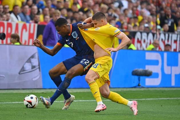 Denzel DUMFRIES NED , action,duel against Razvan MARIN ROME Tear test round of 16 Romania ROU Netherlands NED 0 3 on 02 07 2024, Football Arena Munich Football UEFA EURO 2024 GERMANY from 14 06 2024 14 07 2024