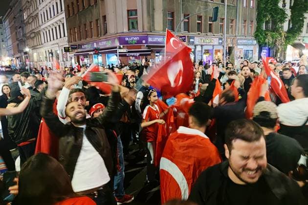 Berlin, Germany, 02 07 2024 Kreuzberg European Football Championship 2024, round of 16, Austria Turkey Turks celebrate their teams victory and their place in the quarter-finals Copyright: xdtsxNachrichtenagenturx dts_42957
