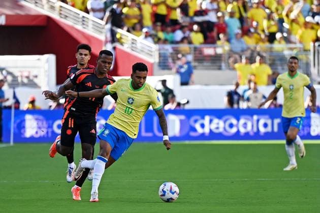 2nd July 2024: Levi s Stadium, Santa Clara, California,: Copa America Football 3rd round, Brazil versus Colombia: Rodrygo of Brazil challenges Jhon Arias of Colombia  ActionPlus12663007 RodrigoxCaillaud