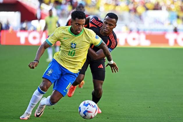 2nd July 2024: Levi s Stadium, Santa Clara, California,: Copa America Football 3rd round, Brazil versus Colombia: Rodrygo of Brazil challenged by Jhon Arias of Colombia  ActionPlus12663010 RodrigoxCaillaud