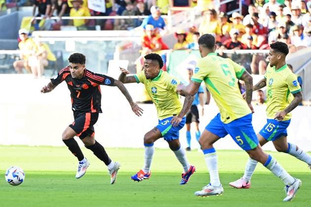 2nd July 2024: Levi s Stadium, Santa Clara, California,: Copa America Football 3rd round, Brazil versus Colombia: & xc9;der Milit& xe3;o and Jo& xe3;o Gomes of Brazil challenge Luis D& xed;az of Colombia  ActionPlus12663038 RodrigoxCaillaud