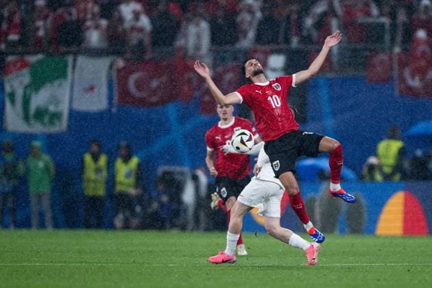 Florian Grillitsch Austria, 10 in duel, GER, Austria AUT vs Tuerkiye TUR , European Football Championship, UEFA EURO 2024, Round of 16, 02 07 2024 GER, Austria AUT vs Tuerkiye TUR , European Football Championship, UEFA EURO 2024, Round of 16, 02 07 2024 Leipzig Copyright: xEibner-Pressefoto Memmlerx EP_MMR