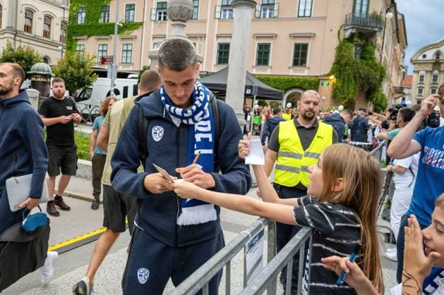 In Ljubljana huge crowd welcomes footballers after historic Euro appearance - 02 Jul 2024 Benjamin Sesko signs autographs at the reception of the Slovenian football team. Ljubljana Slovenia Copyright: xAndrejxTarfilax xSOPAxImagesx DSC_4048