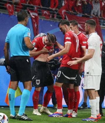 - Austria v Turkey, UEFA EURO, EM, Europameisterschaft,Fussball 2024, Round Of 16, Leipzig Football Stadium, Leipzig, Germany - 2nd July 2024. Marcel Sabitzer of Austria & Borussia Dortmund is hit on the head by a coin thrown by the Turkey fans. - Austria v Turkey, UEFA Euro 2024, Round Of 16, Leipzig Football Stadium, Leipzig, Germany - 2nd July 2024. Leipzig Leipzig Football Stadium Germany Copyright: xDanxWeirx CP_Austria_Turkey_117