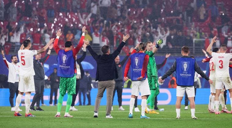 Oesterreich Tuerkei UEFA EURO 2024 Leipzig, 02 07 2024, Leipzig Stadium, Fußball, UEFA EURO 2024 Germany , Achtelfinale , Österreich AUT vs Türkei TUR 1 2 0 1 , Im Bild Die Türkei jubiliert nach dem Spiel über den Einzug in das Viertelfinale , Nur für journalistische Zwecke Only for editorial use , UEFA Êregulations prohibit any use of photographs as image sequences and or quasi video ,