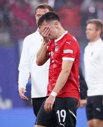 Oesterreich Tuerkei UEFA EURO 2024 Leipzig, 02 07 2024, Leipzig Stadium, Fußball, UEFA EURO 2024 Germany , Achtelfinale , Österreich AUT vs Türkei TUR 1 2 0 1 , Im Bild Enttäuschung nach dem Spiel bei Österreich Christoph Baumgartner 19, AUT , Nur für journalistische Zwecke Only for editorial use , UEFA Êregulations prohibit any use of photographs as image sequences and or quasi video ,