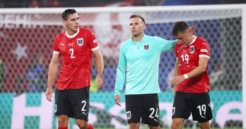 Oesterreich Tuerkei UEFA EURO 2024 Leipzig, 02 07 2024, Leipzig Stadium, Fußball, UEFA EURO 2024 Germany , Achtelfinale , Österreich AUT vs Türkei TUR 1 2 0 1 , Im Bild Enttäuschung nach dem Spiel bei Österreich Maximilian Wöber 2, AUT , Andreas Weimann 24, AUT , Christoph Baumgartner 19, AUT , Nur für journalistische Zwecke Only for editorial use , UEFA Êregulations prohibit any use of photographs as image sequences and or quasi video ,