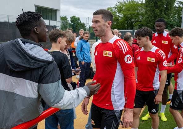Football, Men, Season 2024 2025, 1 Bundesliga, 1 FC Union Berlin, Training at the training center An der Alten Försterei, f l Robin Gosens 1 FC Union Berlin with fans, 03 07 2024, Copyright: xMatthiasxKochx