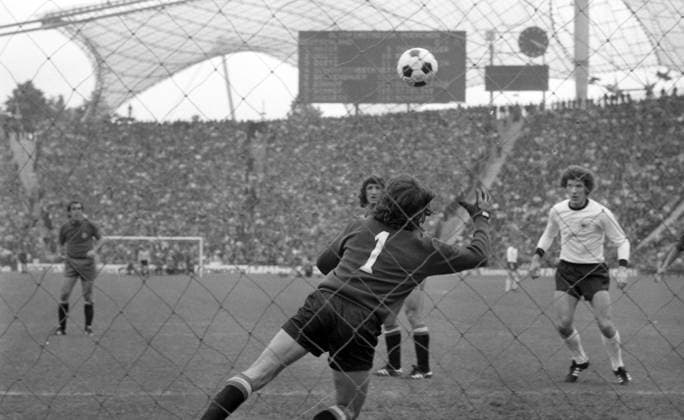 22 05 76 Germany Spain Germany, Munich, 22 05 1976, Soccer, European Championship Qualification, Quarterfinals, Germany Spain 2 0 Miguel Angel Gonzalez Spain Goal 1 0 Hoeneß