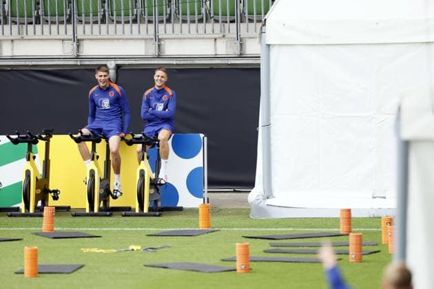 WOLFSBURG - (l-r) Micky van de Ven, Joey Veerman during a training session of the Dutch national team, Nationalteam in the AOK Stadium on July 3, 2024 in Wolfsburg, Germany. The Dutch national team is preparing for the Quarter-finals of the European Football Championship in Germany against Turkey. ANP KOEN VAN WEEL UEFA EURO, EM, Europameisterschaft,Fussball 2024 2024 xVIxANPxSportx xxANPxIVx 502681441 originalFilename: 502681441.jpg