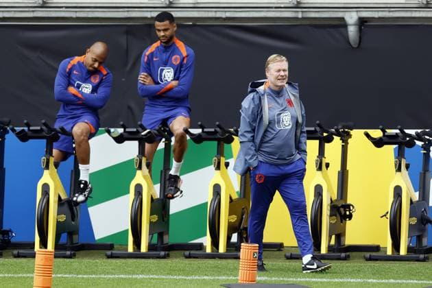 WOLFSBURG - (l-r) Donyell Malen, Cody Gakpo, National coach Ronald Koeman during a training session of the Dutch national team, Nationalteam at the AOK Stadium on July 3, 2024 in Wolfsburg, Germany. The Dutch national team is preparing for the Quarter-finals of the European Football Championship in Germany against Turkey. ANP KOEN VAN WEEL UEFA EURO, EM, Europameisterschaft,Fussball 2024 2024 xVIxANPxSportx xxANPxIVx 502681526 originalFilename: 502681526.jpg