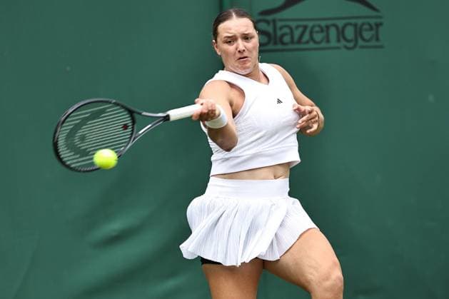 Sport Themen der Woche KW27 Sport Bilder des Tages Jule Niemeier, GER, during (rain delayed) first round of 2024 All England Lawn Tennis Championships at Wimbledon, womens singles, London, 03 07 2024; - *** Jule Niemeier, GER, during rain delayed first round of 2024 All England Lawn Tennis Championships at Wimbledon, womens singles, London, 03 07 2024 