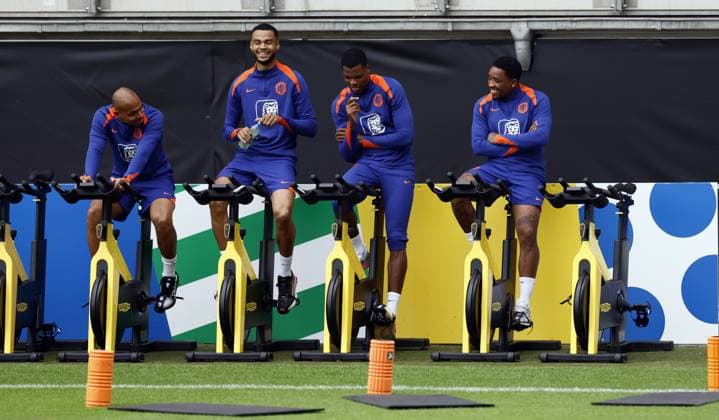 WOLFSBURG - (l-r) Donyell Malen, Cody Gakpo, Denzel Dumfries, Steven Bergwijn during a training session of the Dutch national team, Nationalteam at the AOK Stadium on July 3, 2024 in Wolfsburg, Germany. The Dutch national team is preparing for the Quarter-finals of the European Football Championship in Germany against Turkey. ANP KOEN VAN WEEL UEFA EURO, EM, Europameisterschaft,Fussball 2024 2024 xVIxANPxSportx xxANPxIVx 502681904 originalFilename: 502681904.jpg
