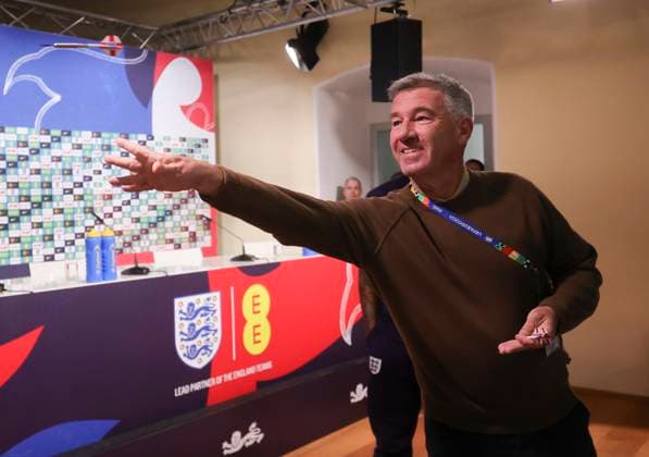 England press conference, PK, Pressekonferenz Daily Mirror Journalist Andy Dunn played Darts with Ivan Toney of England before the England Press Conference at Spa & Golf Resort Weimarer Land, Blankenhain UK Newspapers OUT Copyright: xPaulxChestertonx FIL-20324-0001