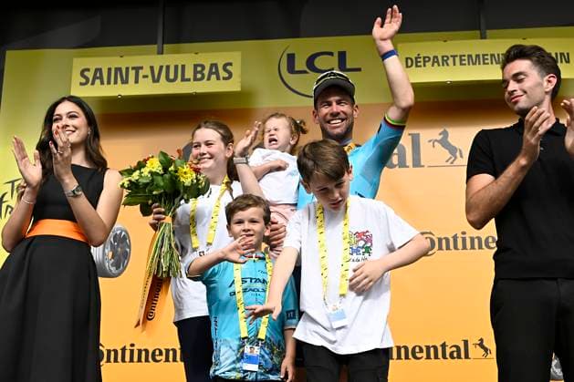 Sport Themen der Woche KW27 Sport Bilder des Tages Tour de France 2024 - Stage 05 SAINT-VULBAS, FRANCE - JULY 03 : Cavendish Mark (GBR) of Astana Qazaqstan Team pictured during the podium ceremony of stage 5 of the 111th edition of the Tour de France 2024 cycling race, a stage of 177,5 kms with start in Saint-Jean-De-Maurienne and finish in Saint-Vulbas on July 03, 2024 in Saint-Vulbas, France, 03 07 2024 Saint-Vulbas France  Copyright: xNicoxVereeckenx