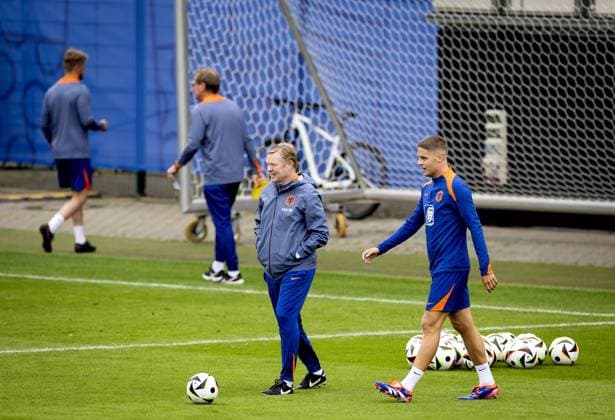 WOLFSBURG - National coach Ronald Koeman and Joey Veerman during a training session of the Dutch national team, Nationalteam in the AOK Stadium on July 3, 2024 in Wolfsburg, Germany. The Dutch national team is preparing for the Quarter-finals of the European Football Championship in Germany against Turkey. ANP KOEN VAN WEEL UEFA EURO, EM, Europameisterschaft,Fussball 2024 2024 xVIxANPxSportx xxANPxIVx 502690727 originalFilename: 502690727.jpg