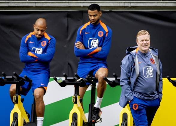 WOLFSBURG - Donyell Malen, Cody Gakpo and national coach Ronald Koeman during a training session of the Dutch national team, Nationalteam at the AOK Stadium on July 3, 2024 in Wolfsburg, Germany. The Dutch national team is preparing for the Quarter-finals of the European Football Championship in Germany against Turkey. ANP KOEN VAN WEEL UEFA EURO, EM, Europameisterschaft,Fussball 2024 2024 xVIxANPxSportx xxANPxIVx 502692281 originalFilename: 502692281.jpg