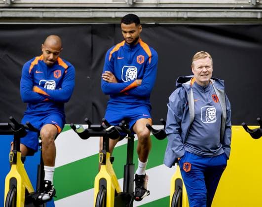 WOLFSBURG - Donyell Malen, Cody Gakpo and national coach Ronald Koeman during a training session of the Dutch national team, Nationalteam at the AOK Stadium on July 3, 2024 in Wolfsburg, Germany. The Dutch national team is preparing for the Quarter-finals of the European Football Championship in Germany against Turkey. ANP KOEN VAN WEEL UEFA EURO, EM, Europameisterschaft,Fussball 2024 2024 xVIxANPxSportx xxANPxIVx 502692292 originalFilename: 502692292.jpg