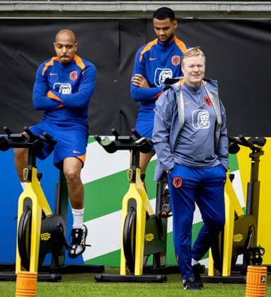 WOLFSBURG - Donyell Malen, Cody Gakpo and national coach Ronald Koeman during a training session of the Dutch national team, Nationalteam at the AOK Stadium on July 3, 2024 in Wolfsburg, Germany. The Dutch national team is preparing for the Quarter-finals of the European Football Championship in Germany against Turkey. ANP KOEN VAN WEEL UEFA EURO, EM, Europameisterschaft,Fussball 2024 2024 xVIxANPxSportx xxANPxIVx 502692444 originalFilename: 502692444.jpg