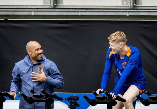 WOLFSBURG - Nigel de Jong, technical director KNVB and Jerdy Schouten during a training session of the Dutch national team, Nationalteam in the AOK Stadium on July 3, 2024 in Wolfsburg, Germany. The Dutch national team is preparing for the Quarter-finals of the European Football Championship in Germany against Turkey. ANP KOEN VAN WEEL UEFA EURO, EM, Europameisterschaft,Fussball 2024 2024 xVIxANPxSportx xxANPxIVx 502692923 originalFilename: 502692923.jpg