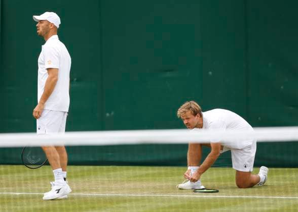 Kevin Krawietz ties his shoelaces Tim Puetz, mens doubles Copyright: xJuergenxHasenkopfx