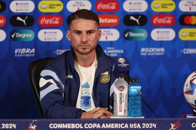 Argentina s midfielder Alexis Mac Allister, alongside the coach, Lionel Scaloni, answers a questions during a press conference prior to the match against Ecuador for the quarterfinals of the Copa AmÃ rica USA 2024, at NRG Stadium in Houston, TX, on July 3, 2024 HOUSTON UNITED STATES Copyright: xALEJANDROxPAGNIx