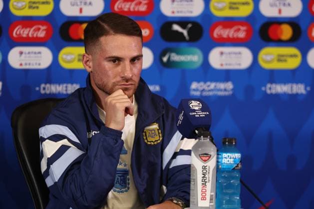 Argentina s midfielder Alexis Mac Allister, alongside the coach, Lionel Scaloni, answers a questions during a press conference prior to the match against Ecuador for the quarterfinals of the Copa AmÃ rica USA 2024, at NRG Stadium in Houston, TX, on July 3, 2024 HOUSTON UNITED STATES Copyright: xALEJANDROxPAGNIx