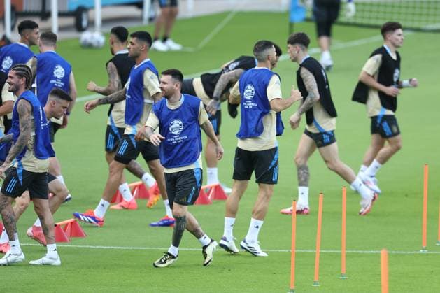 Argentina s forward Lionel Messi C and footballers take part in a training session ahead the match against Ecuador for the Copa America USA 2024 quarterfinal match, at Shell Energy Stadium in Houston, TX, on July 3, 2024 HOUSTON UNITED STATES Copyright: xALEJANDROxPAGNIx