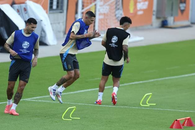 Argentina s forward Angel Di Maria C and footballers take part in a training session ahead the match against Ecuador for the Copa America USA 2024 quarterfinal match, at Shell Energy Stadium in Houston, TX, on July 3, 2024 HOUSTON UNITED STATES Copyright: xALEJANDROxPAGNIx