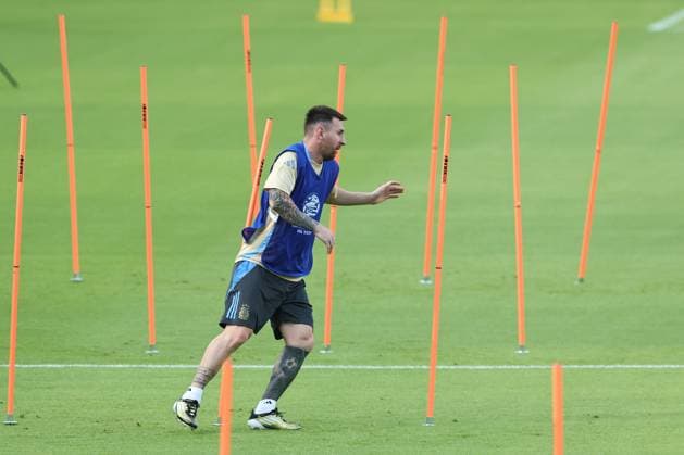 Argentina s forward Lionel Messi C and footballers take part in a training session ahead the match against Ecuador for the Copa America USA 2024 quarterfinal match, at Shell Energy Stadium in Houston, TX, on July 3, 2024 HOUSTON UNITED STATES Copyright: xALEJANDROxPAGNIx