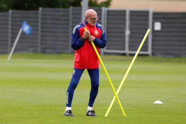 Spanish National Soccer Team s head coach Luis de la Fuente leads a training session on the eve of Euro 2024 quarter-final game against Germany, in Donaueschingen, Germany, 04 July 2024. Spanish National Soccer Team prepares its Euro 2024 quarter-final game against Germany !ACHTUNG: NUR REDAKTIONELLE NUTZUNG!  Copyright: xJ.xJ.xGuillenx GRAF1478 20240704-55014055457_1