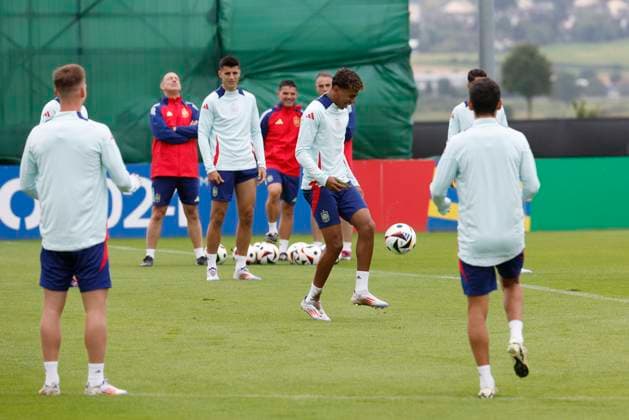 Spanish National Soccer Team s forward Lamine Yamal (C) attends a training session on the eve of Euro 2024 quarter-final game against Germany, in Donaueschingen, Germany, 04 July 2024. Spanish National Soccer Team prepares its Euro 2024 quarter-final game against Germany !ACHTUNG: NUR REDAKTIONELLE NUTZUNG!  Copyright: xJ.xJ.xGuillenx GRAF1487 20240704-55014055528_1