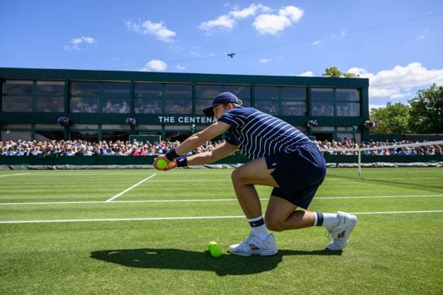 240704 A ball boy during day 4 of Wimbledon on July 4, 2024 in London Photo Jesper Zerman BILDBYRAN kod JZ JZ0550 tennis wimbledon dag 4 bbeng  Copyright: JESPERxZERMAN BB240704JZ015