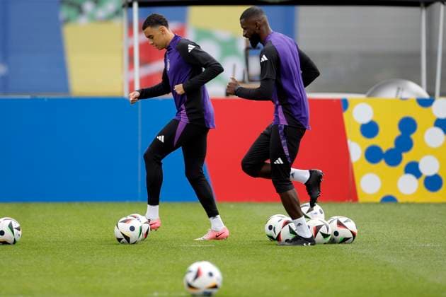German National Soccer Team s players Jamal Musiala (L) and Antonio Rüdiger (R) attend a team s training session on the eve of its Euro2024 s quarter-final game against Spain in Herzogenaurach, Germany, 04 July 2024. German National Soccer Team training session !ACHTUNG: NUR REDAKTIONELLE NUTZUNG!  Copyright: xAlbertoxEstevezx GRAF1544 20240704-55014056466_1