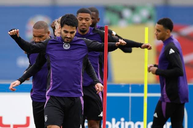 German National Soccer Team s player Ilkay Gundogan (front) attends a team s training session on the eve of its Euro2024 s quarter-final game against Spain in Herzogenaurach, Germany, 04 July 2024. German National Soccer Team training session !ACHTUNG: NUR REDAKTIONELLE NUTZUNG!  Copyright: xAlbertoxEstevezx GRAF1565 20240704-55014056516_1