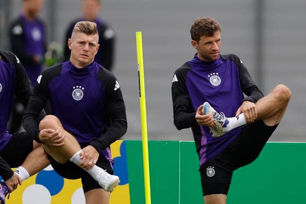 German National Soccer Team s players Thomas Mueller (R) and Toni Kroos (L) attend a team s training session on the eve of its Euro2024 s quarter-final game against Spain in Herzogenaurach, Germany, 04 July 2024. German National Soccer Team training session !ACHTUNG: NUR REDAKTIONELLE NUTZUNG!  Copyright: xAlbertoxEstevezx GRAF1572 20240704-55014056565_1
