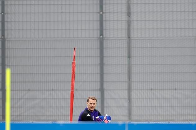 German National Soccer Team s goalkeeper Manuel Neuer attends a team s training session on the eve of its Euro2024 s quarter-final game against Spain in Herzogenaurach, Germany, 04 July 2024. German National Soccer Team training session !ACHTUNG: NUR REDAKTIONELLE NUTZUNG!  Copyright: xAlbertoxEstevezx GRAF1576 20240704-55014056616_1