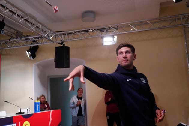 England press conference, PK, Pressekonferenz John Stones of England played darts against Miguel Delaney from The Independent before the England Press Conference at Spa & Golf Resort Weimarer Land, Blankenhain UK Newspapers OUT Copyright: xPaulxChestertonx FIL-20325-0004