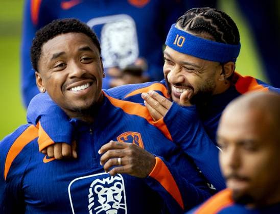 WOLFSBURG - Steven Bergwijn and Memphis Depay during a training session of the Dutch national team, Nationalteam at the AOK Stadium on July 3, 2024 in Wolfsburg, Germany. The Dutch national team is preparing for the Quarter-finals of the European Football Championship in Germany against Turkey. ANP KOEN VAN WEEL netherlands out - belgium out Wolfsburg xVIxxIVx 502688255 originalFilename: 0705463873st.jpg