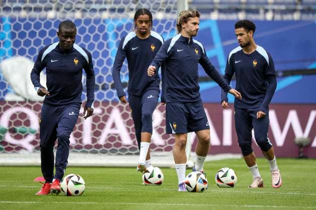 Griezmann Antoine GRIEZMANN 7 Midfield et N Golo KANTE 13 Midfield entraînement de l équipe de France avant leur match de quart de finale de l UEFA EURO, EM, Europameisterschaft,Fussball 2024 contre le Portugal au Volksparkstadion FOOTBALL : entraînement de l équipe de France avant leur match de quart de finale de l UEFA EURO 2024 contre le Portugal au Volksparkstadion de Hamburg- 04 07 2024 ElyxandroCegarra Panoramic 