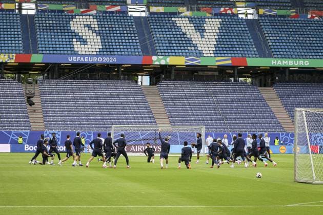 entraînement de l équipe de France avant leur match de quart de finale de l UEFA EURO, EM, Europameisterschaft,Fussball 2024 contre le Portugal au Volksparkstadion FOOTBALL : entraînement de l équipe de France avant leur match de quart de finale de l UEFA EURO 2024 contre le Portugal au Volksparkstadion de Hamburg- 04 07 2024 ElyxandroCegarra Panoramic 