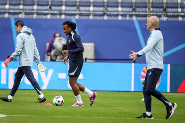 Barcola Bradley BARCOLA 25 Forward entraînement de l équipe de France avant leur match de quart de finale de l UEFA EURO, EM, Europameisterschaft,Fussball 2024 contre le Portugal au Volksparkstadion FOOTBALL : entraînement de l équipe de France avant leur match de quart de finale de l UEFA EURO 2024 contre le Portugal au Volksparkstadion de Hamburg- 04 07 2024 ElyxandroCegarra Panoramic 