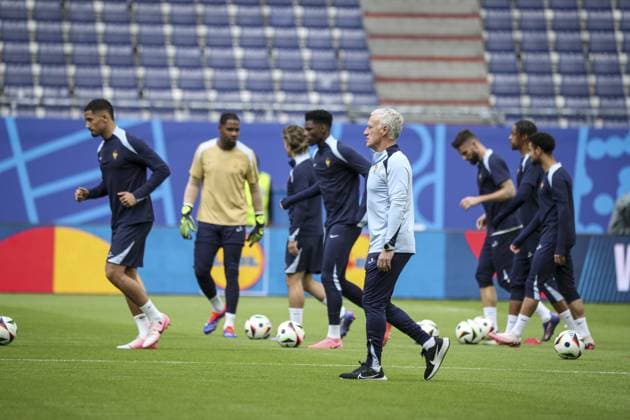Deschamps Didier Head coach FRA entraînement de l équipe de France avant leur match de quart de finale de l UEFA EURO, EM, Europameisterschaft,Fussball 2024 contre le Portugal au Volksparkstadion FOOTBALL : entraînement de l équipe de France avant leur match de quart de finale de l UEFA EURO 2024 contre le Portugal au Volksparkstadion de Hamburg- 04 07 2024 ElyxandroCegarra Panoramic 