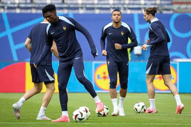 Mbappe Lottin Kylian MBAPPE 10 Forward entraînement de l équipe de France avant leur match de quart de finale de l UEFA EURO, EM, Europameisterschaft,Fussball 2024 contre le Portugal au Volksparkstadion FOOTBALL : entraînement de l équipe de France avant leur match de quart de finale de l UEFA EURO 2024 contre le Portugal au Volksparkstadion de Hamburg- 04 07 2024 ElyxandroCegarra Panoramic 