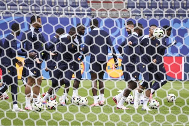 entraînement de l équipe de France avant leur match de quart de finale de l UEFA EURO, EM, Europameisterschaft,Fussball 2024 contre le Portugal au Volksparkstadion FOOTBALL : entraînement de l équipe de France avant leur match de quart de finale de l UEFA EURO 2024 contre le Portugal au Volksparkstadion de Hamburg- 04 07 2024 ElyxandroCegarra Panoramic 
